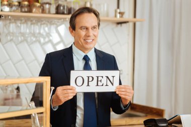 Bir kenara arıyorsunuz ve plaka Ekim memnun emin adam.