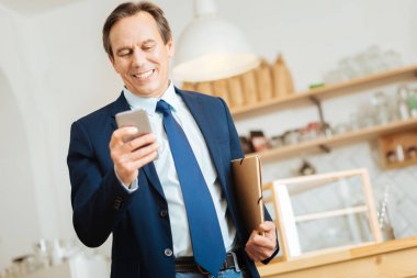 Kıdemli ayakta ve cep telefonu kullanan adam işgal.