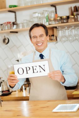 Plaka tutarak ve gülümseyen neşeli memnun adam.