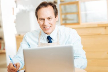 Gülümseyen ve diz üstü kullanarak neşeli işgal altındaki adam.