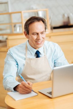 Oturma ve bildirimleri yapma meşgul memnun adam.