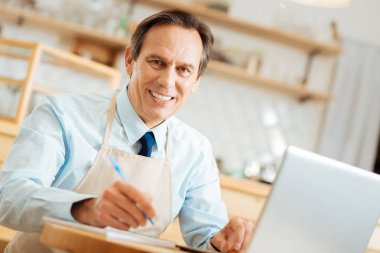 Hoş gülümseyen adam yazma ve düz arıyorsunuz.