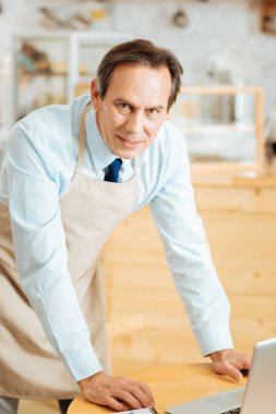 Masanın ayakta ve düz seyir sorumlu adam konsantre.