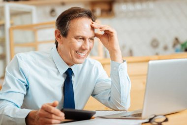 Gülümseyen ve laptop arıyorum akıllı neşeli adam.