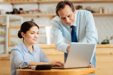 Ayakta ve meslektaşı yardımcı güvenilir dostu patron.