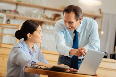 Hoş komuta sizde ayakta ve bir kadın ile çalışma.