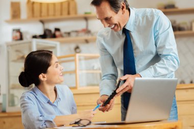 Çalışma ve gülümseyen dostu hoş arkadaşları.