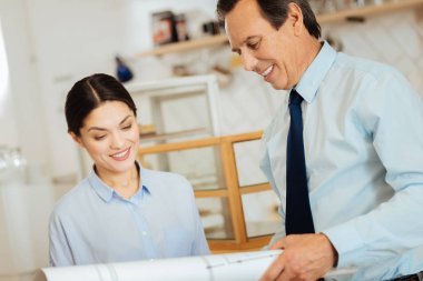 Gülümseyen ve harita bakan keyifli güvenilir ortaklar.