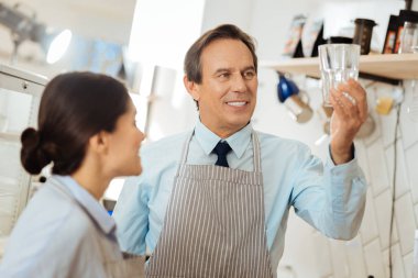 Gülümseyen ve cam bakan baktılar komuta sizde.