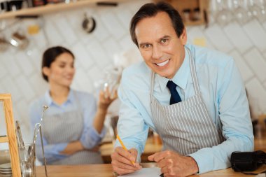 Mutfakta ayakta ve bildirimleri yapmak emin başarılı adam.