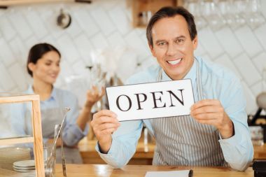 Düz seyir ve plaka gösterilen komuta sizde gülümseyen.