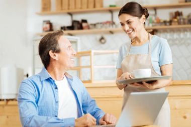 Ayakta ve his tutan kibar sevimli garson.