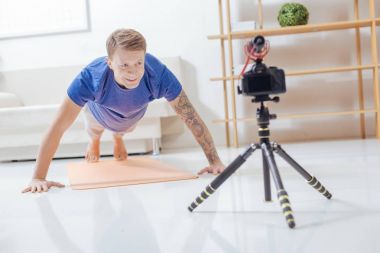 Yakışıklı adam onun video blog kaydederken şınav