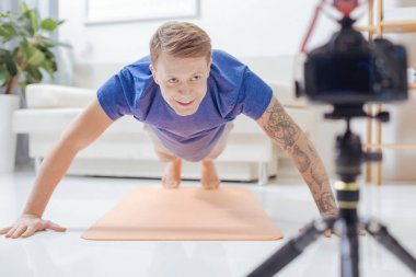 Sağlıklı blogger evde şınav süre gülümseyen