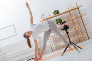 Yoga uygulamak ve kameraya kayıt genç kadın konsantre