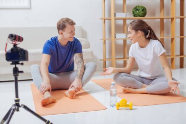 Dost blogcular kendi yoga paspaslar üzerine otururken konuşuyor