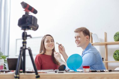 Mutlu meslektaşları yüz toz birlikte test ederken gülümseyen