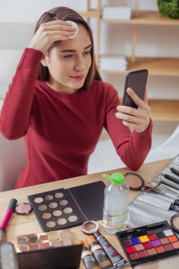 Onun yüz temizliğinde ve tatmin hissi neşeli blogger