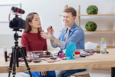Onun arkadaşıyla oturan ve tüm Rujlar sınama nitelikli moda blogger