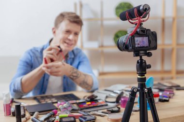 Onun video blog Rujlar gösterilen ve gülümseyerek olumlu adam