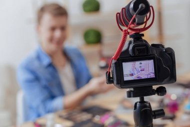 Modern kamera odasında bir ünlü blogger kayıt