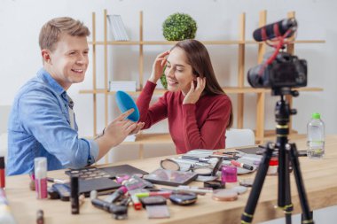 Aynaya bakıyorum ve tatmin hissi güzel kadın