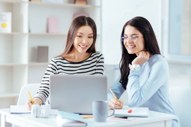 Projede çalışan neşeli kadın arkadaşları