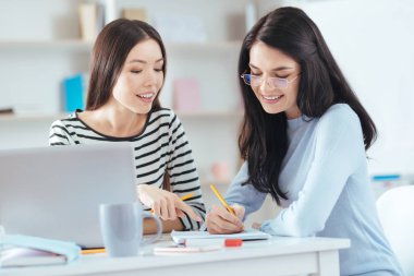 Güzel kadın meslektaşları çalışkan