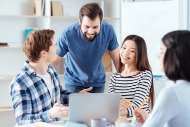 Planın üzerinden düşünme mutlu dört iş arkadaşları