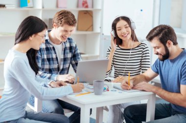 Dört meslektaşları Çizelgeler Çizim ilham