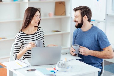 Perspektifler üzerinde konuşurken neşeli iki arkadaşları