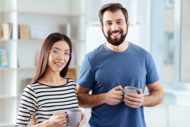 İddialı neşeli çift alma ara