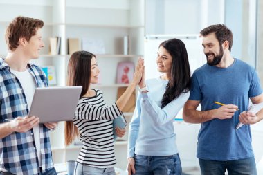 Görevi tamamlamadan neşeli dört iş arkadaşları