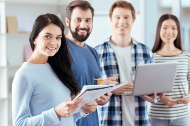 Sakin kendine güvenen Meslektaşlarım yeni platform oluşturma
