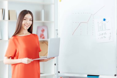 Esmer pozitif kadın uygun görev