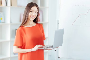 Veri yazarak neşeli çekici kadın