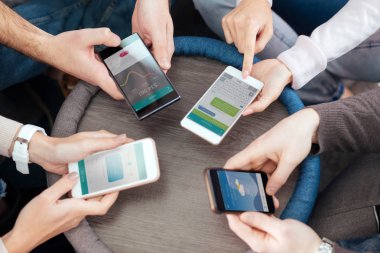 Dört çift telefonları tutan el