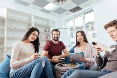 Dört arkadaş birlikte dinlenme çekici