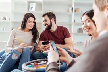 Hoş dört arkadaş sohbet