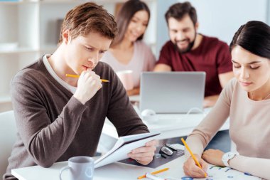 Düşünceli yaratıcı iki arkadaşları stratejisi geliştirme