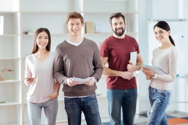 Pozitif dört meslektaşları performansı hakkında karar