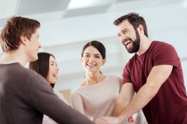 Görevi yerine getirmeye neşeli dört iş arkadaşları