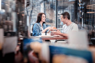 Neşeli adam plaka kruvasan ile seyir