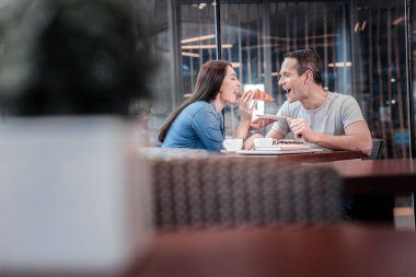 Neşeli çift birbirine besleme