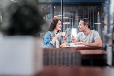 Samimi ortaklar kendi proje tartışıyor