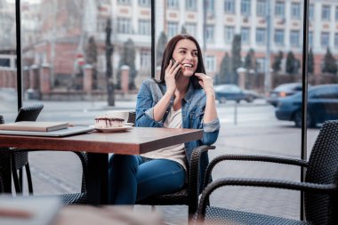 Neşeli freelancer hoş telefon sohbet