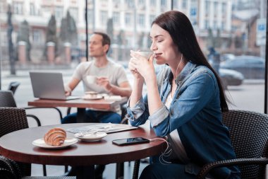 Rahat kadın kişi ona çay keyfi