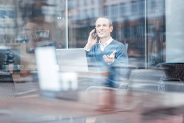 Olumlu memnun işadamı konuşmak telefon sahip