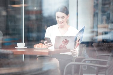 İletide cevap memnun genç kadın