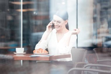 Neşeli genç kadın telefon söz